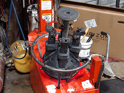 Tire mounting machine - Honea's Automotive